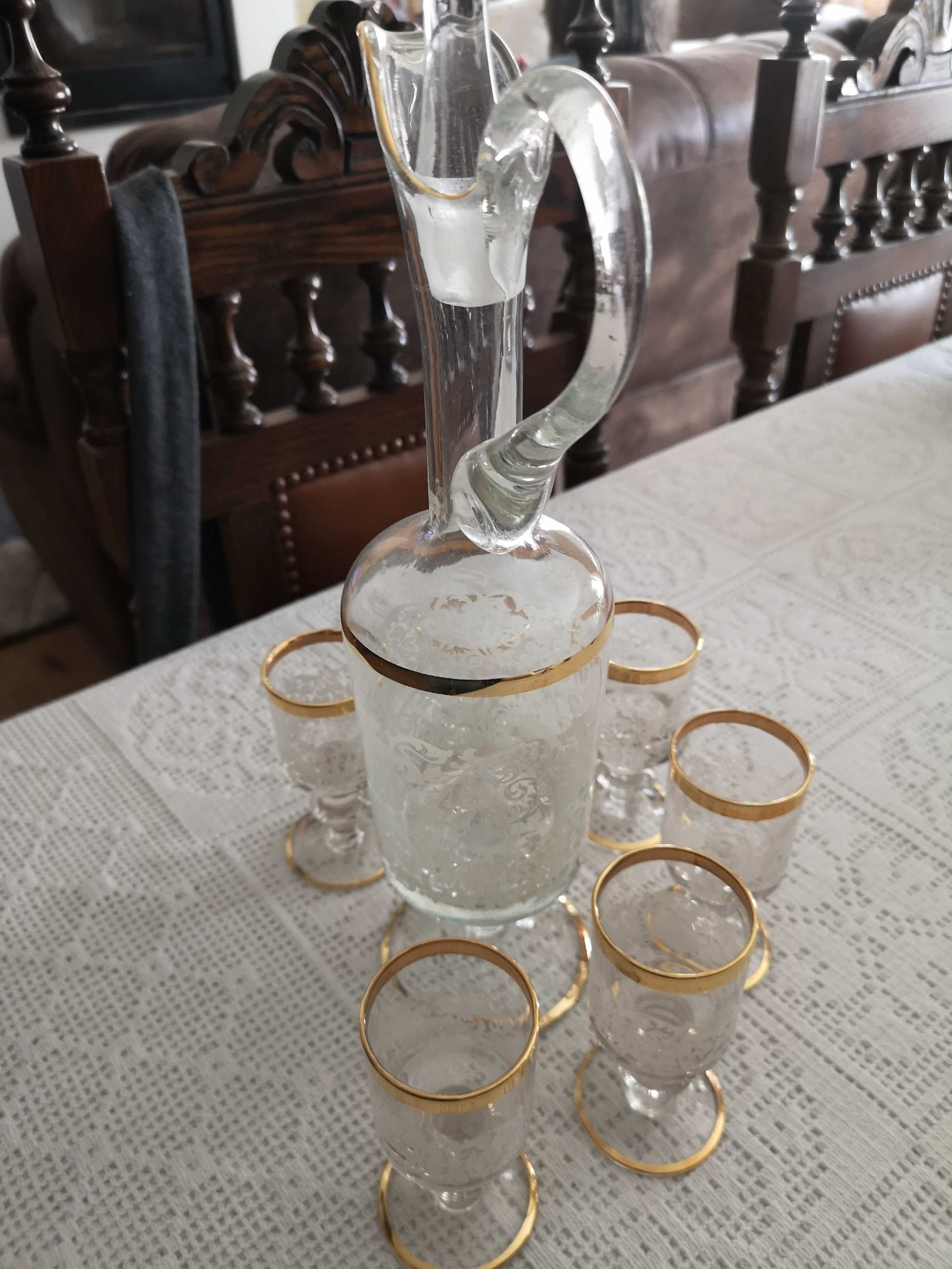 conjunto de garrafa e cálices de licor
