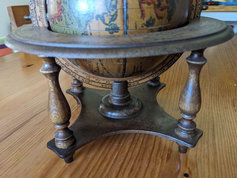 Globo antigo em madeira