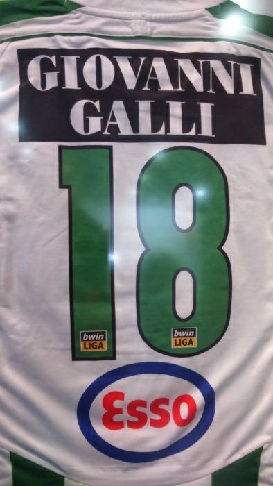 Camisa Vitória perfeitamente emoldurada entre dois vidros