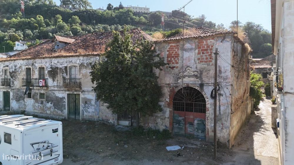 Moradia T4 para recuperar na Ribeirinha, Santarém