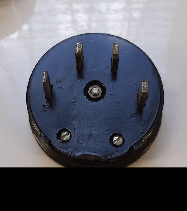 Розетка с вилкой.