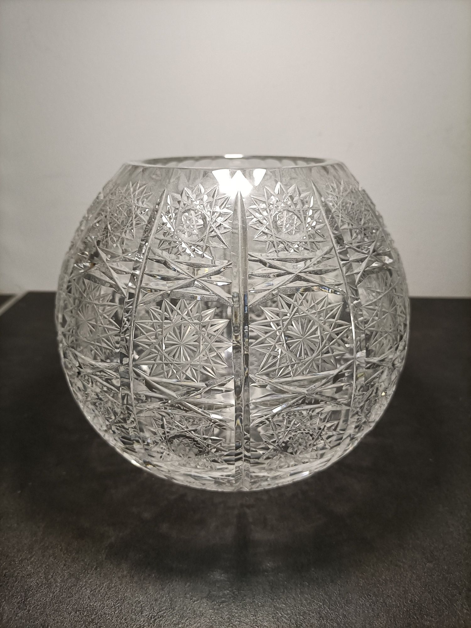 Kryształowy wazon w kształcie kuli