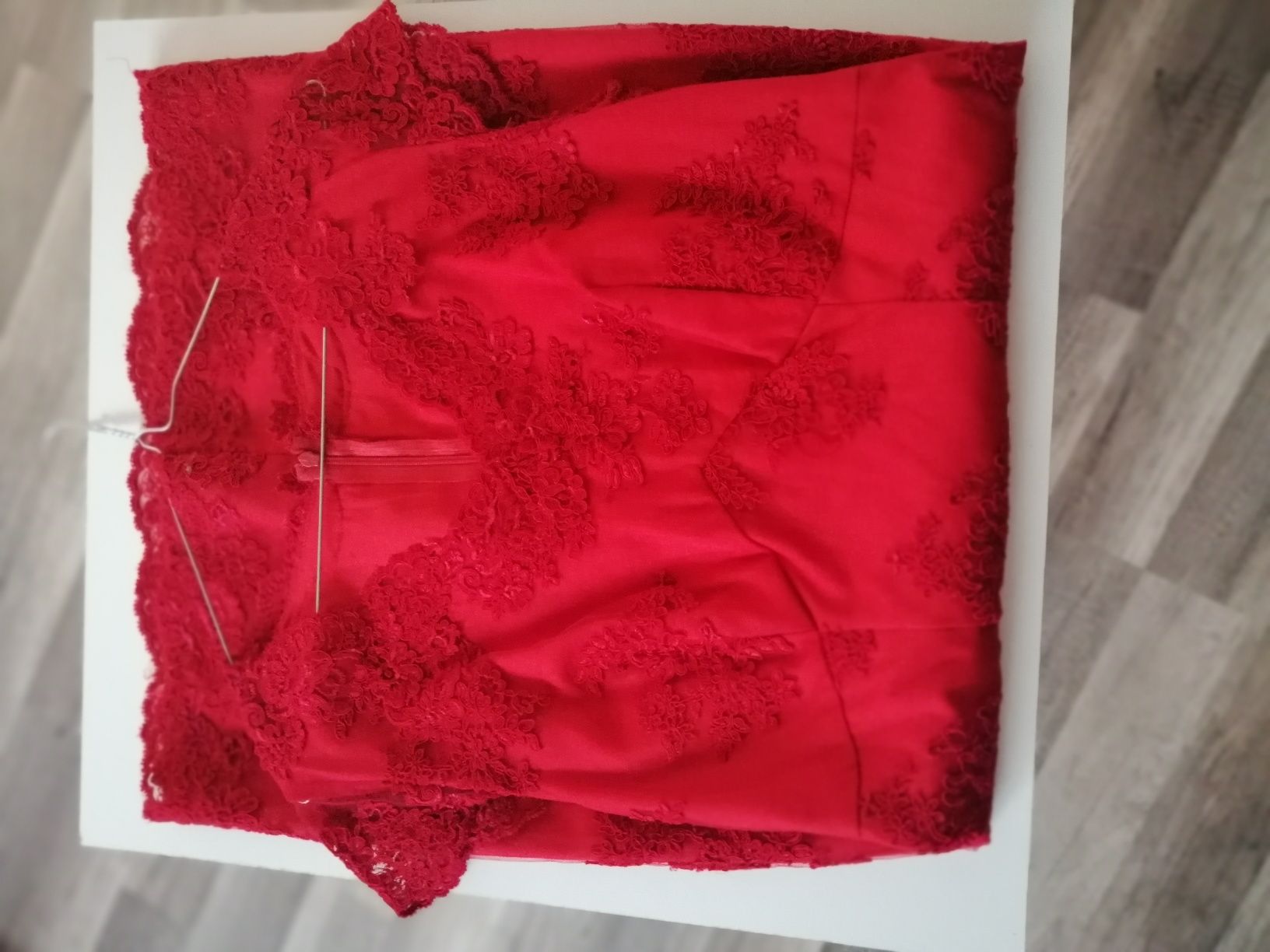 Czerwona koronkowa sukienka midi L Lou Marina