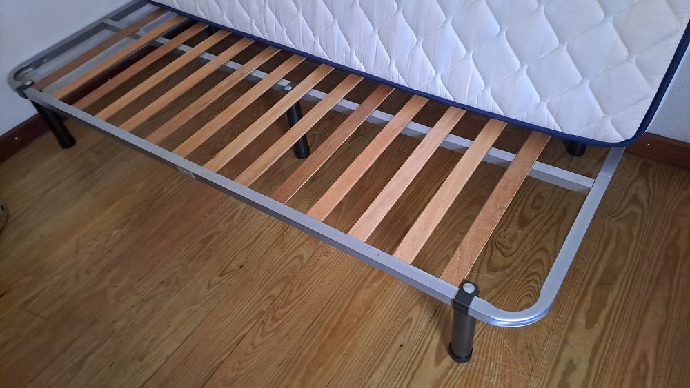 Estrado cama de solteiro com colchão. Usado apenas 1 vez