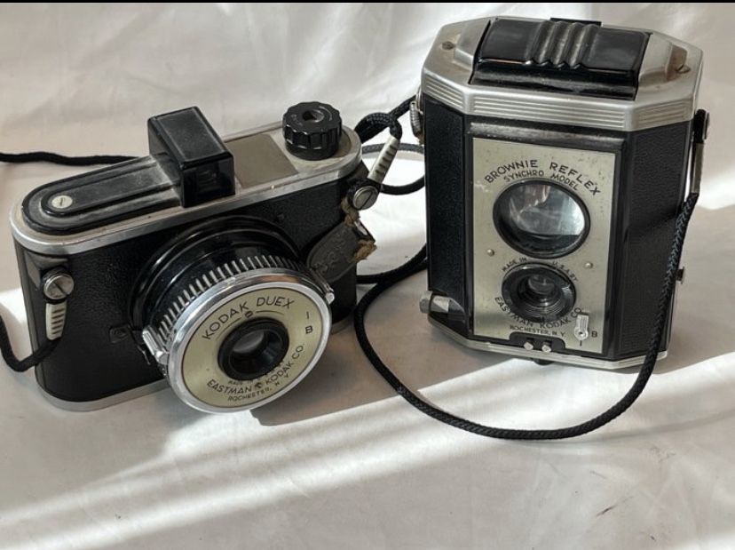 Máquinas fotográficas antigas de várias marcas