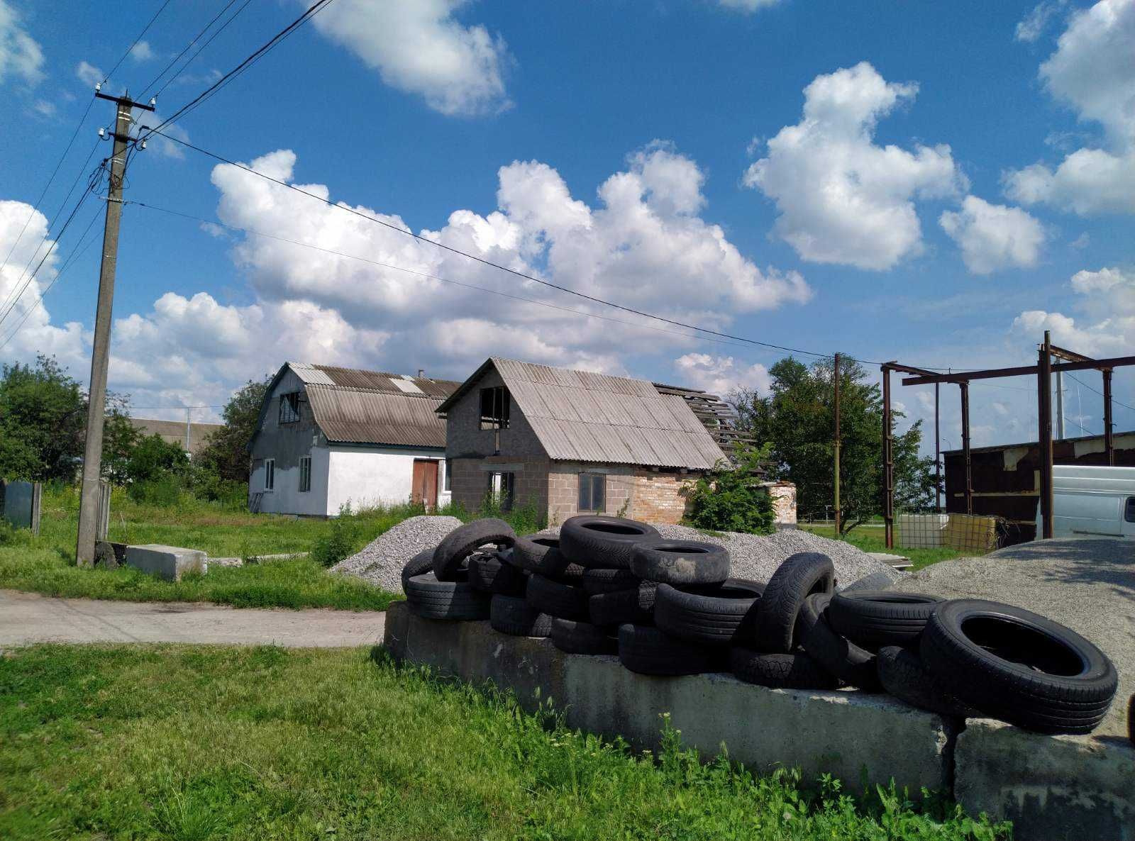 Будинок біля траси Київ-Харків