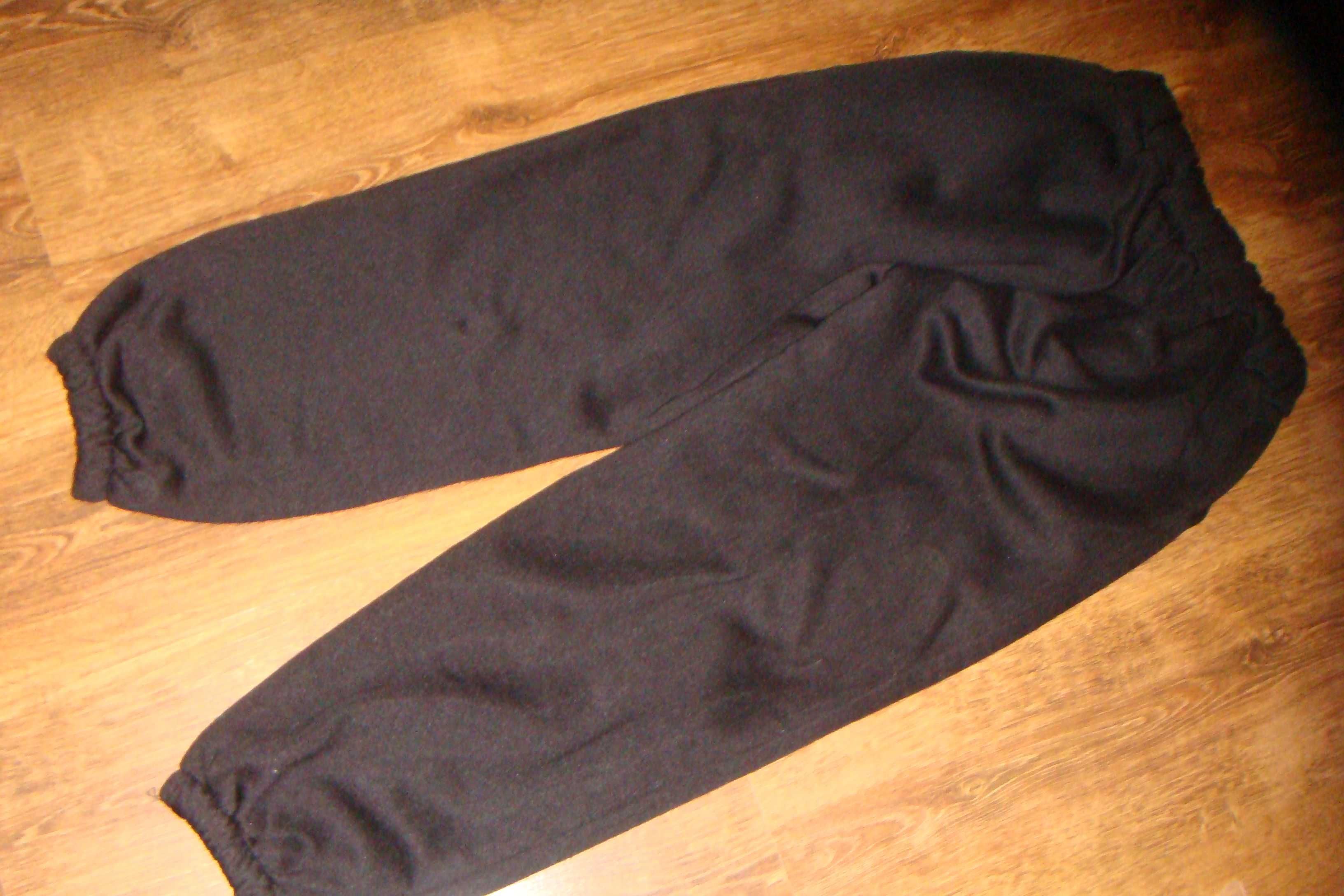 Spodnie dresowe czarne 152 cm