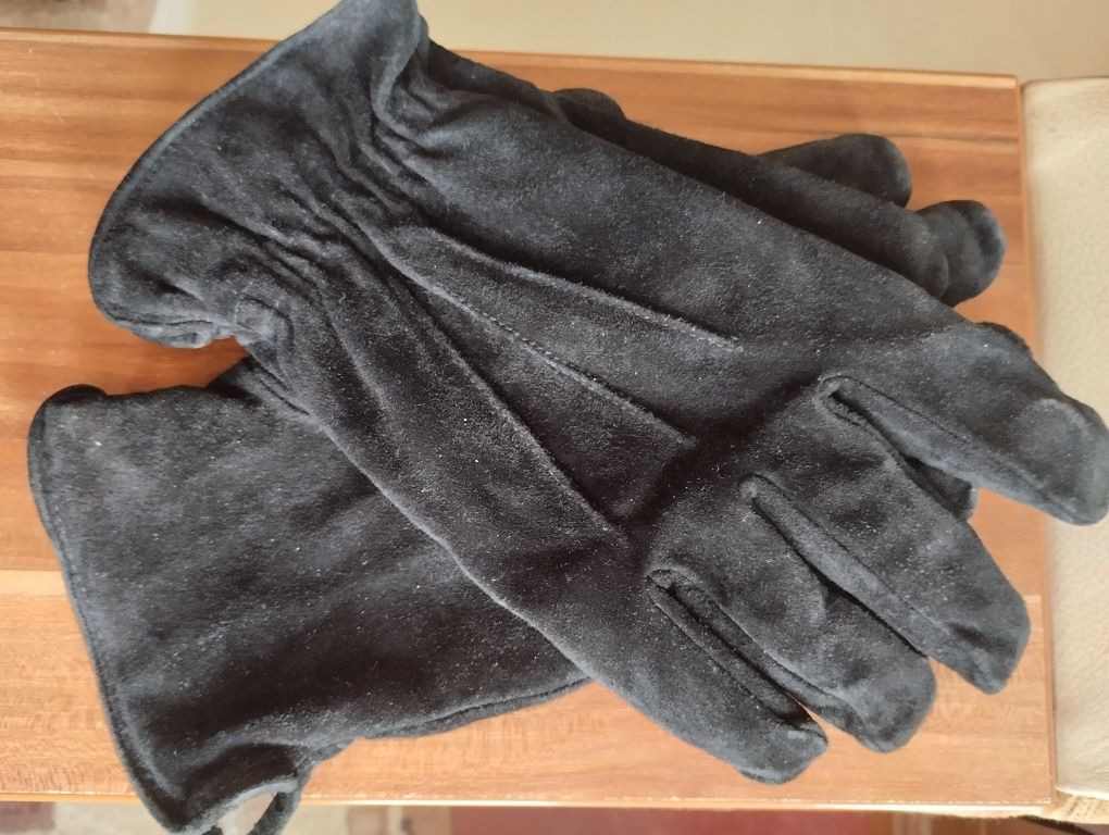 Продаются черные замшевые утеплённые перчатки.