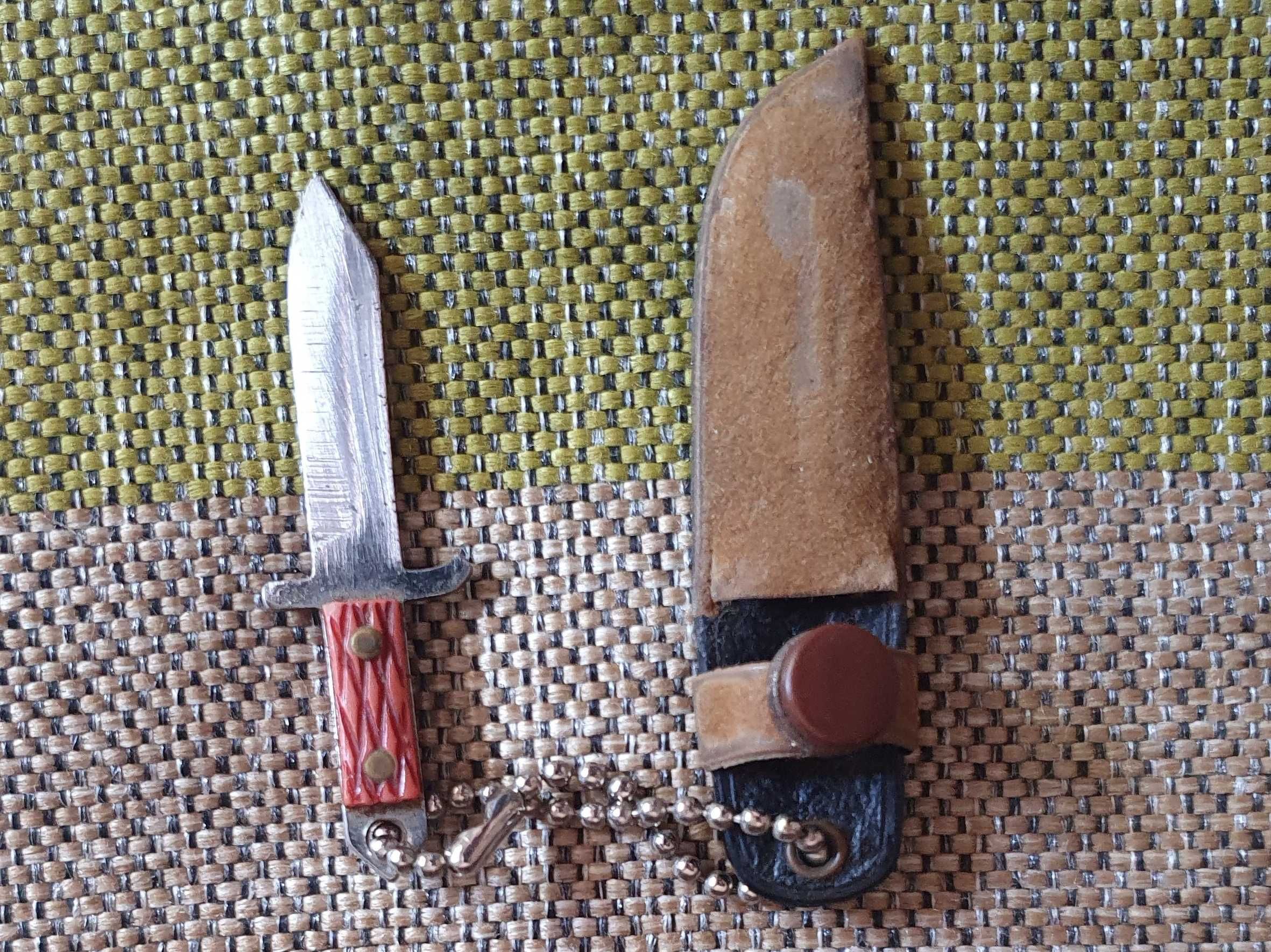 Duas facas de mato miniaturas para coleção