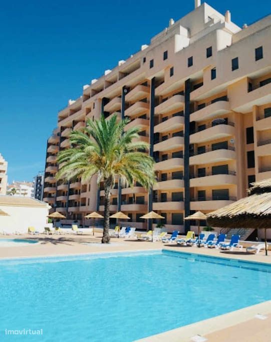 Apartamento T2 com varanda, garagem e piscinas (exteriores e interior)