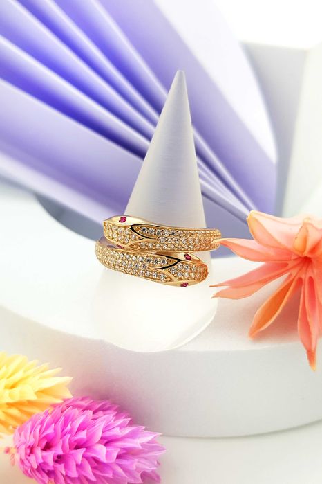 Złoty pierścionek błyszczący wąż wysadzany cyrkoniami pr. 585