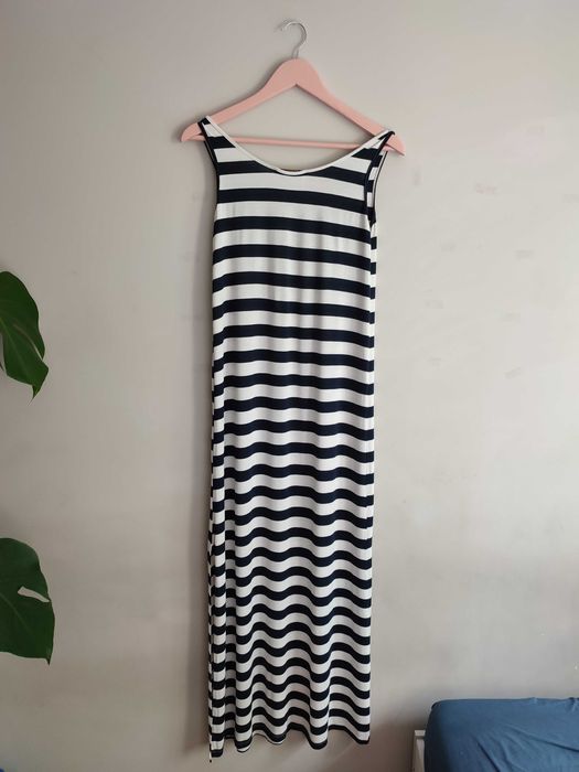 Maxi sukienka w paski na ramiączkach