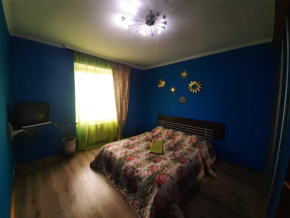 Дом 400 кв., 5  спален, сауна,бассейн,бильярд,генератор.До 30 человек.