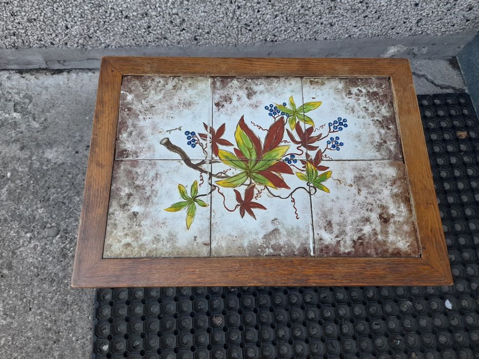 Stary dębowy stolik z terakotą