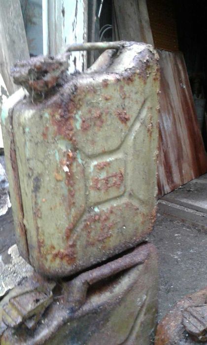 Старі каністри одним лотом