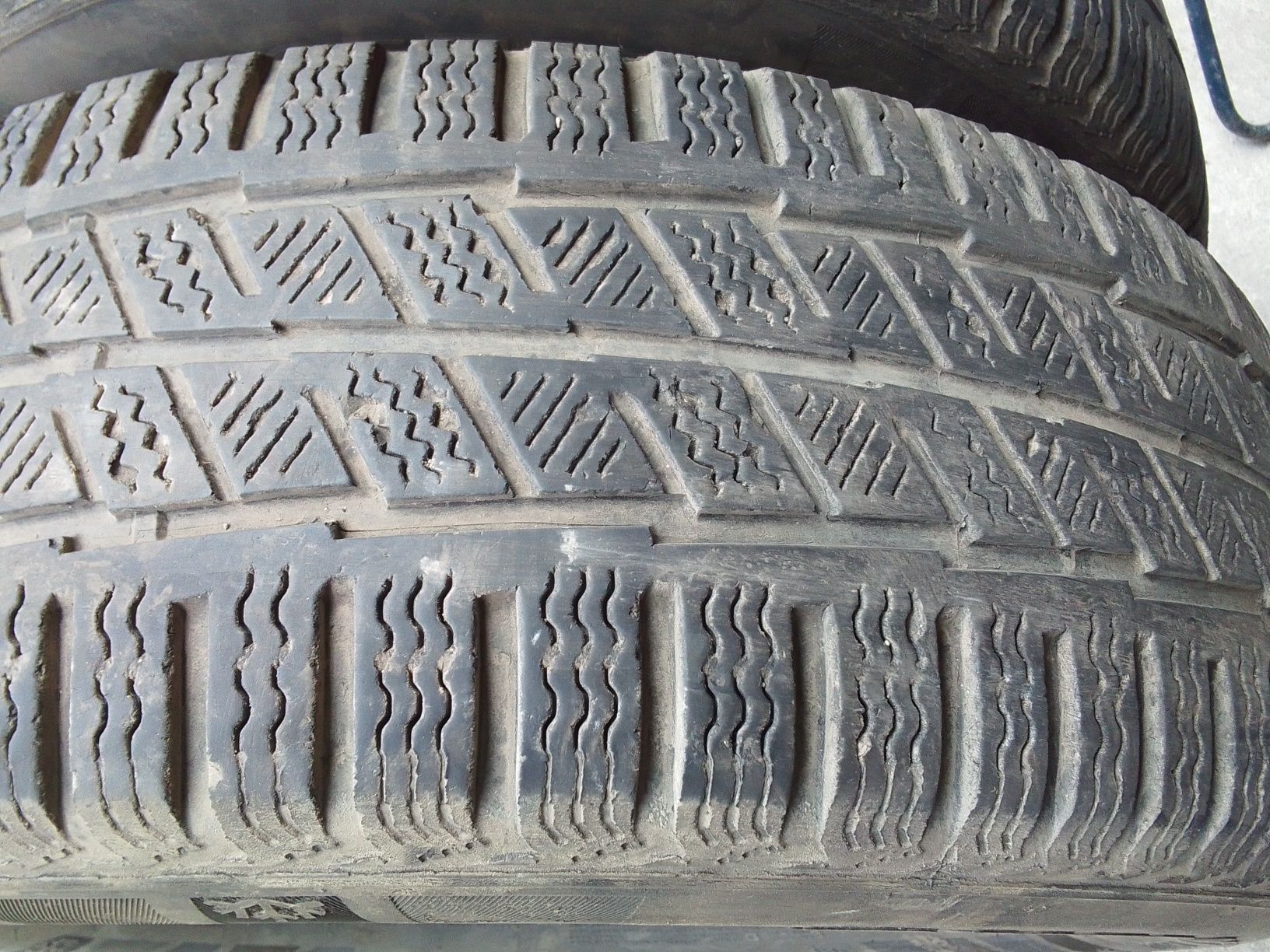 2 Opony zimowe 235/65r16C ROADX 2024r