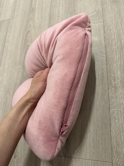 Różowa poduszka podróżna rogal 2w1