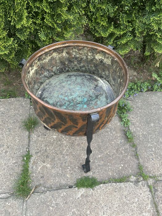 Miedziany kwietnik na kutych nogach – styl rustykalny