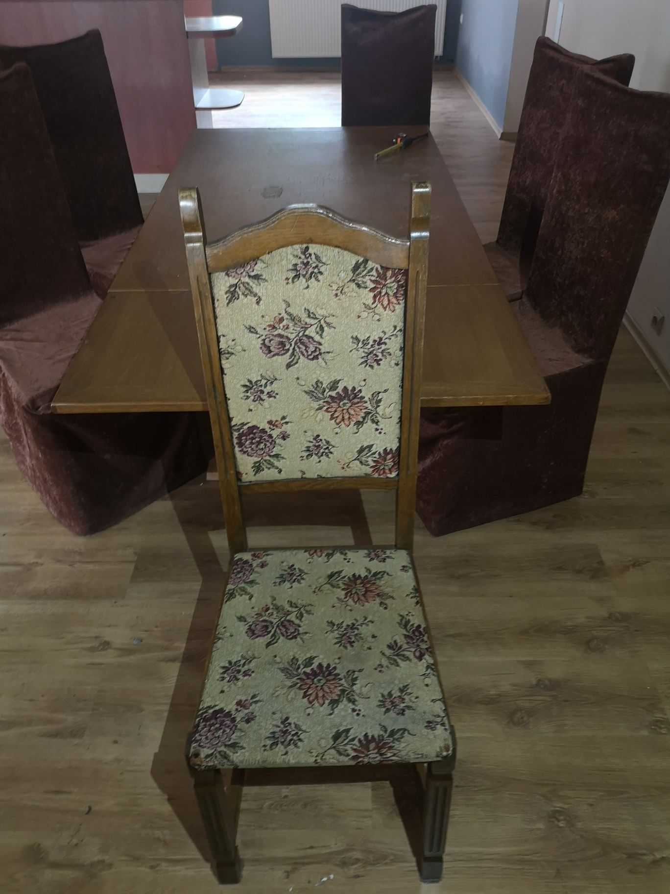 Krzesła i stoły używane