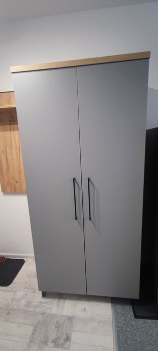 Duża szafa dwudrzwiowa z drążkiem i półkami