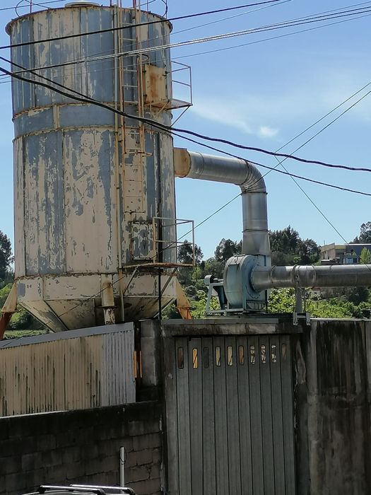 Silo Industrial de Alta Performance com Sistema de Exaustão Integrado