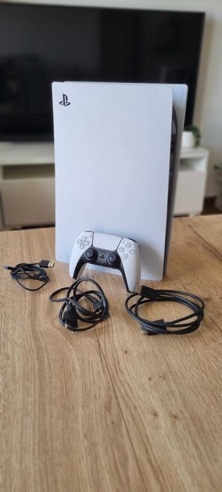 PlayStation 5 Digital Edition 670 GB + akcesoria – stan lekko używany