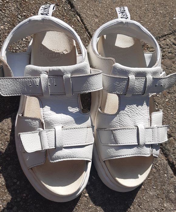 Skórzane białe sandały Dr. Martens 40/41