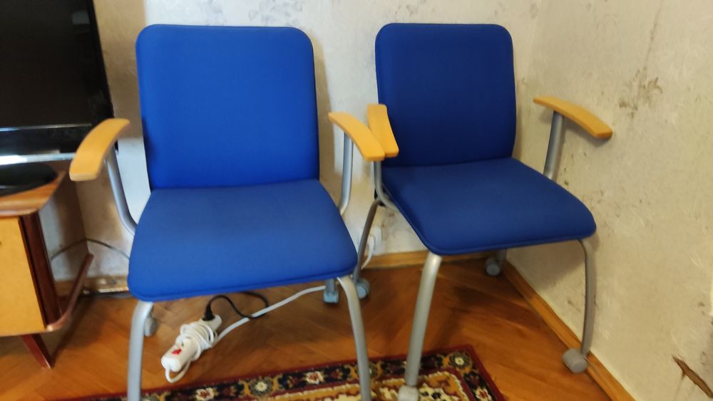 Стулья на колесиках пара