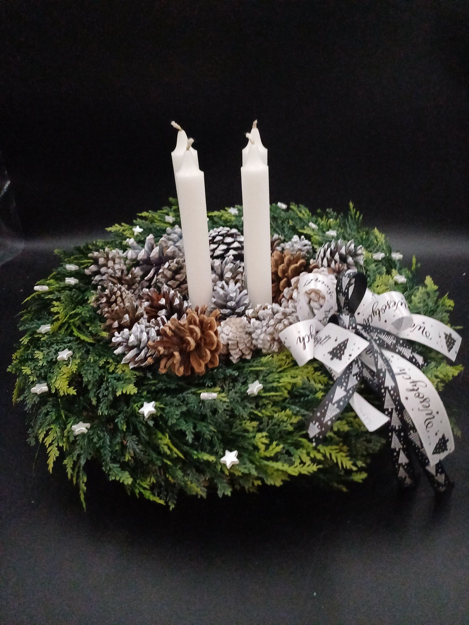 Wieniec adwentowy na plastrze drewna