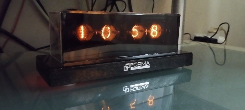 Zegar na lampach nixie elektronowych zegarek lampowy