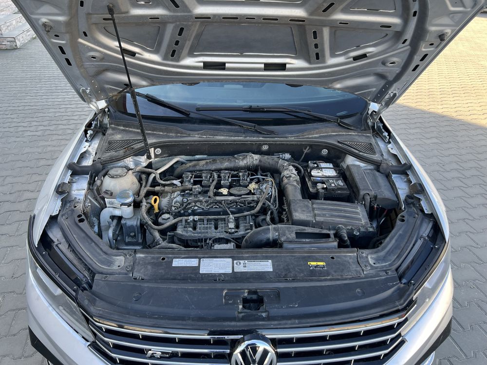 Volkswagen Passat B8 USA R-Line 2.0 Бензин 2018 57тис км