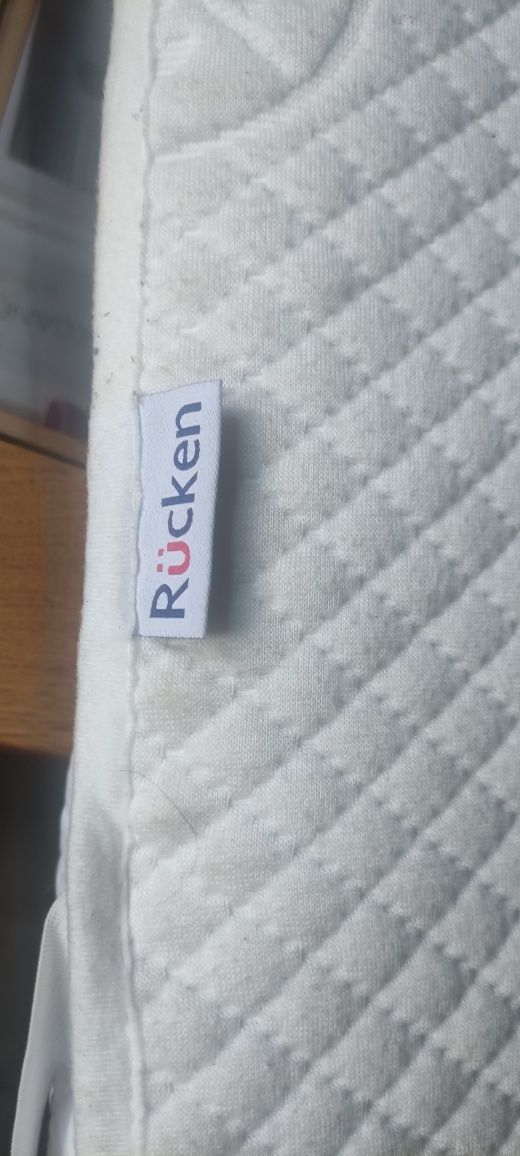 Łóżeczko dziecięce z materacem
