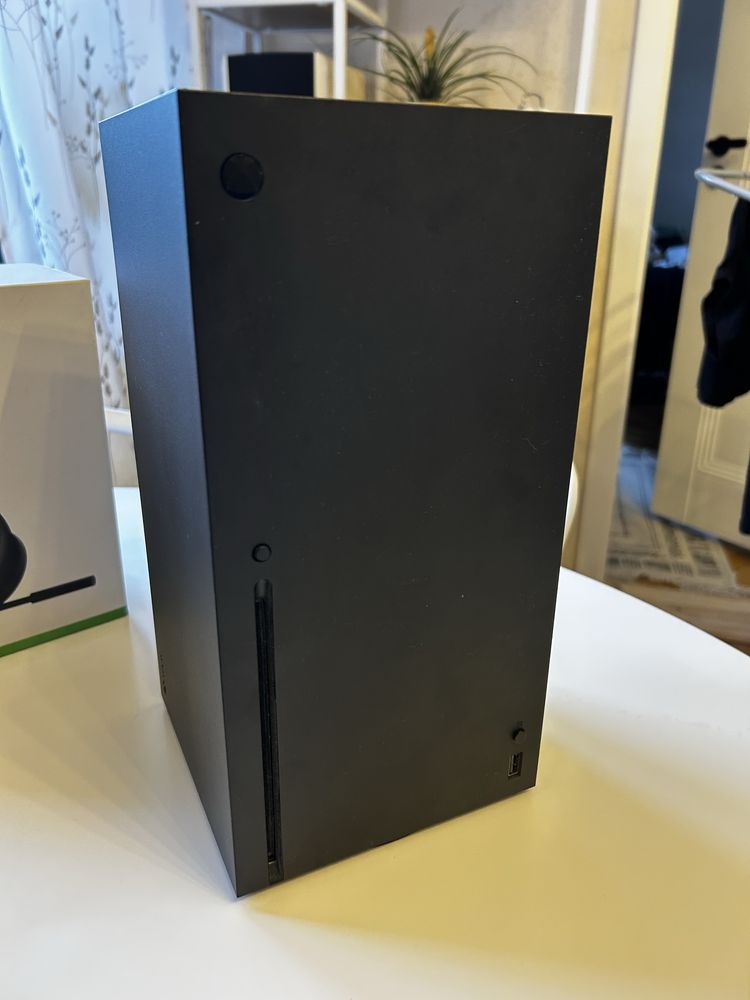 Xbox Series X 1TB + 2 pady + stacja ładowania + słuchawki + 7 gier