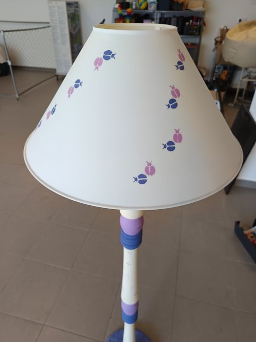 Candeeiro de pé alto para quarto de criança