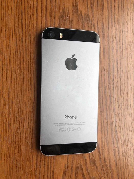 Telefon iPhone 5s bez baterii i wyświetlacza - ma blokadę aktywacji