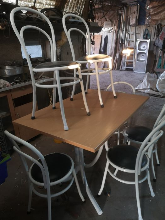 Conjunto de mesa e cadadeiras