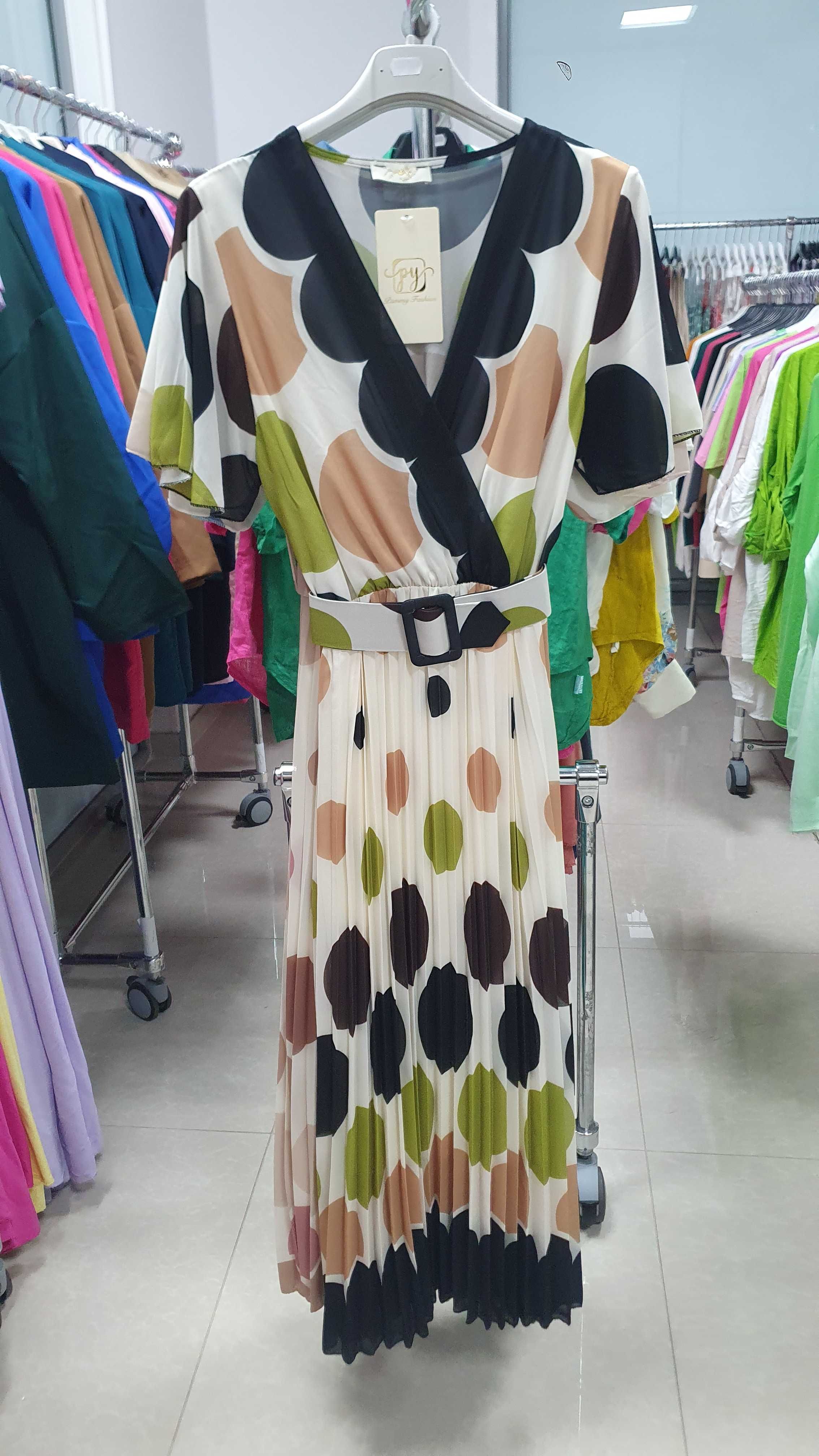 Elegancka sukienka z dekoltem w szpic w rozmiarze 42/44