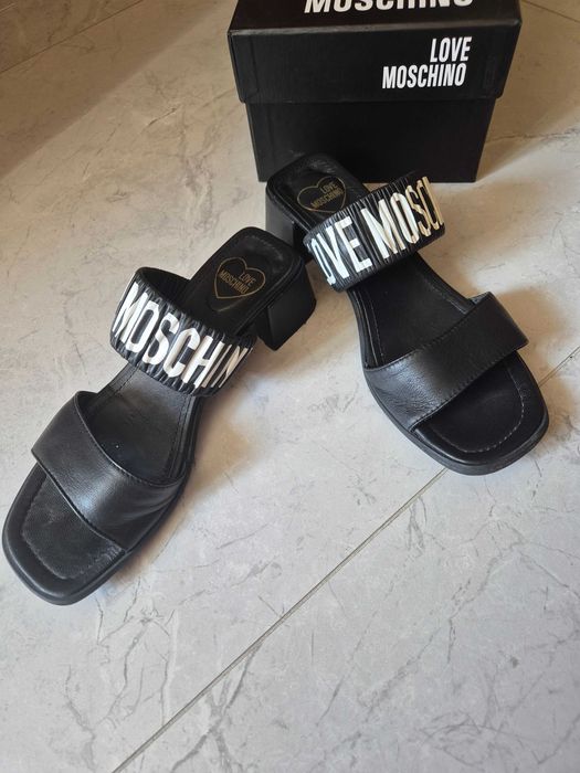 Moschino piękne klapki.