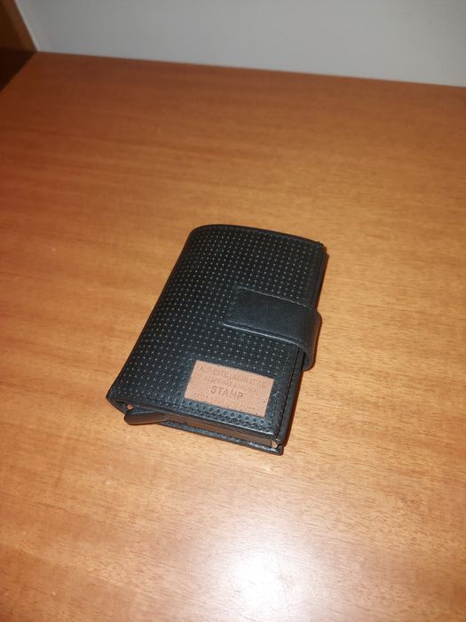 Carteira de pele Stepping Strong Stamp