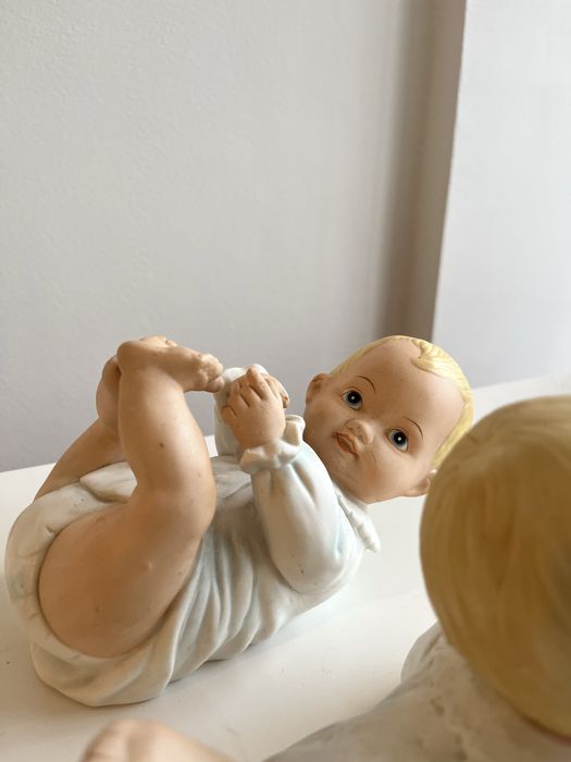 Conhunto Figuras Porcelana Biscuit- Italia- Bebe piano