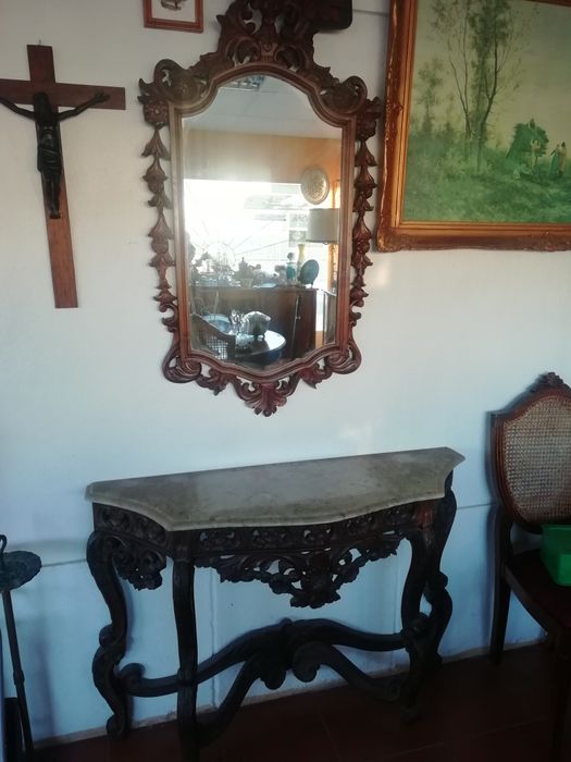 Credência antiga com espelho