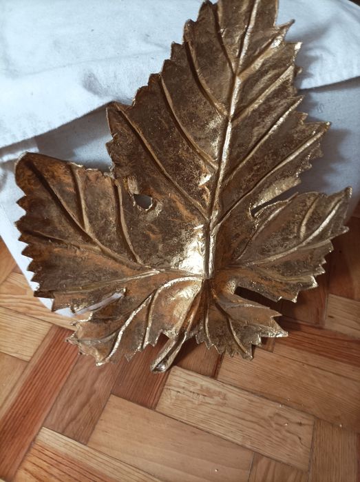 Folha dourada muito bonita  em cartão prensado