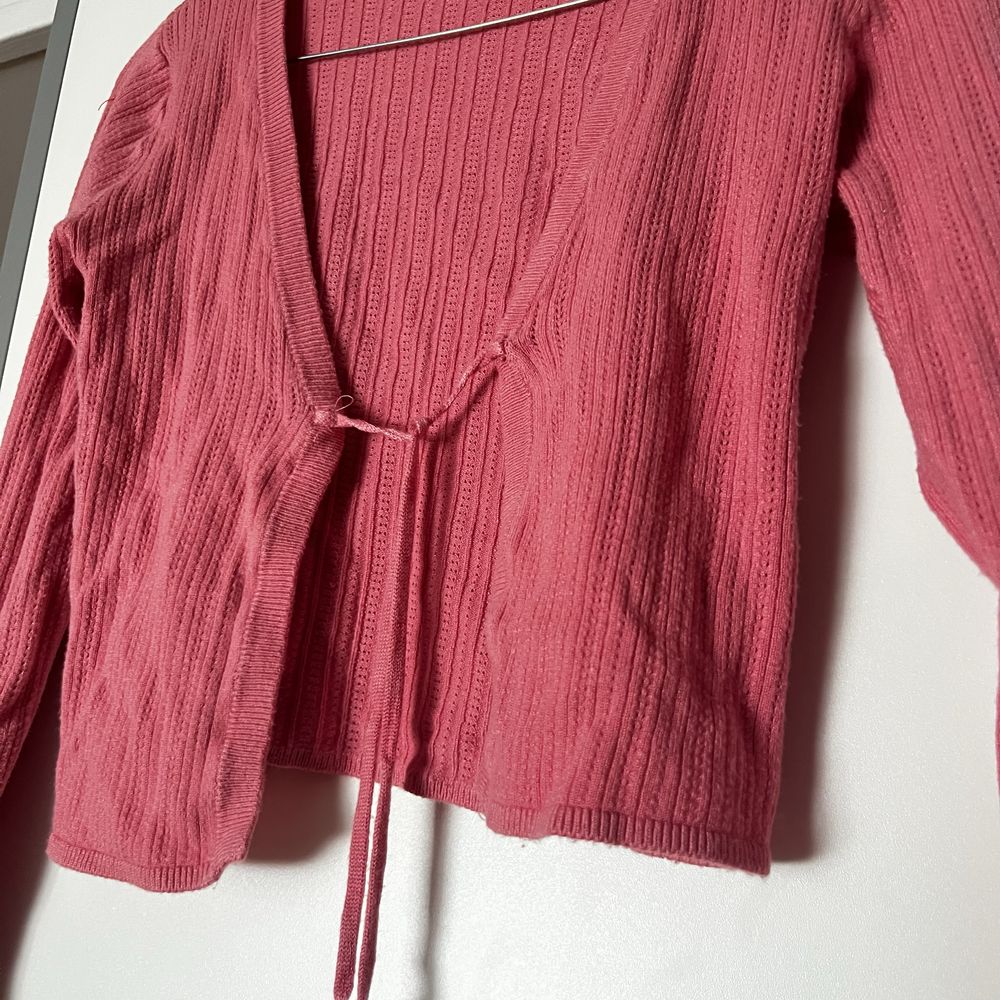 różowy uroczy sweterek wiązany na długi rękaw crop top Theradbare