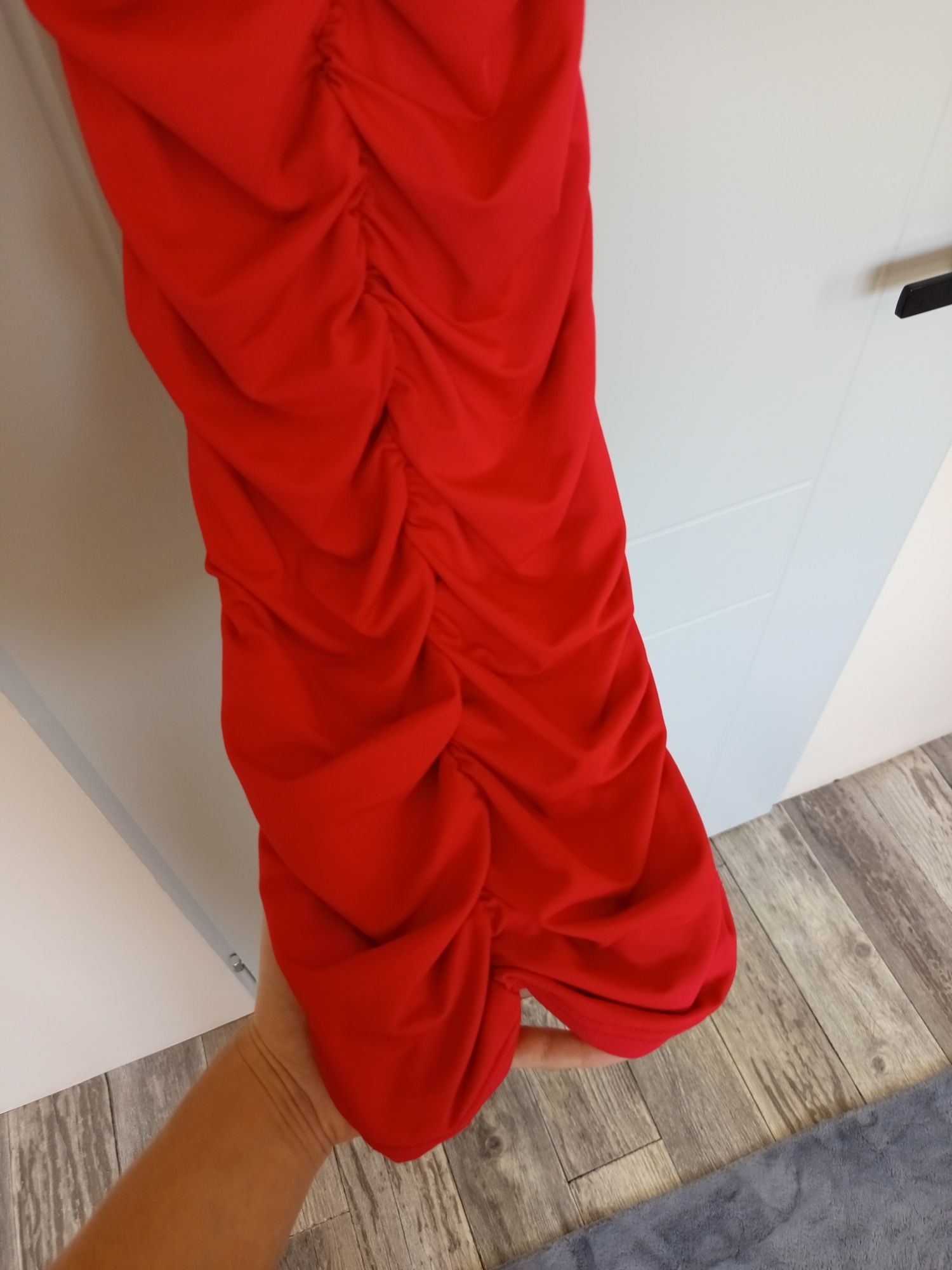 Sukienka czerwona dopasowana