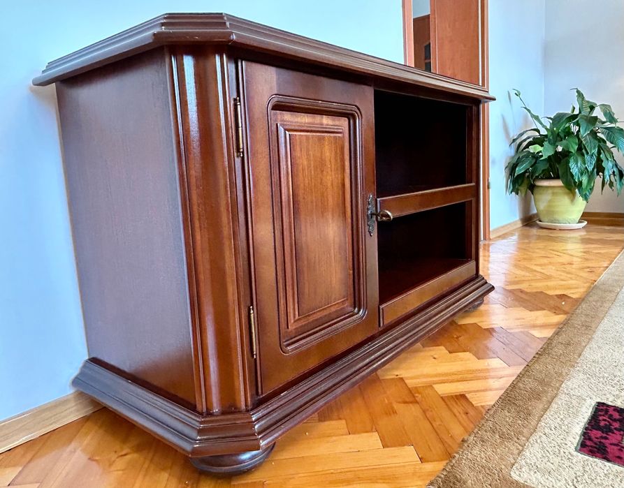 Drewniana szafka pod telewizor/kredens w kolorze orzecha