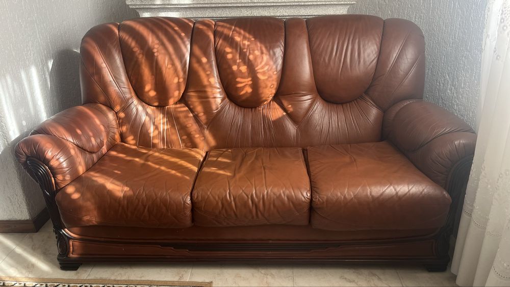 Sofá-Cama 3 lugares em pele — bom estado