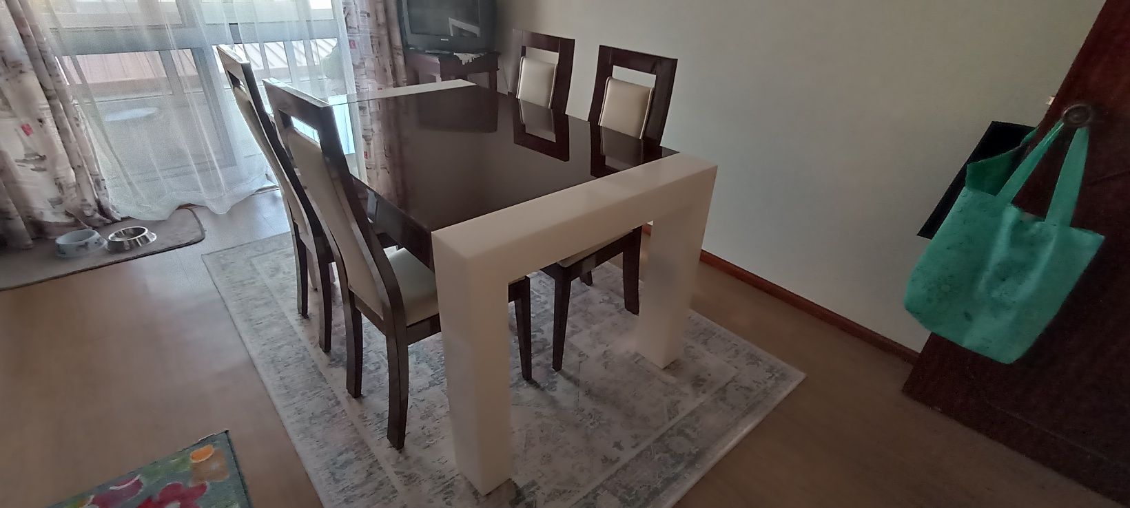 Mesa e cadeiras sala