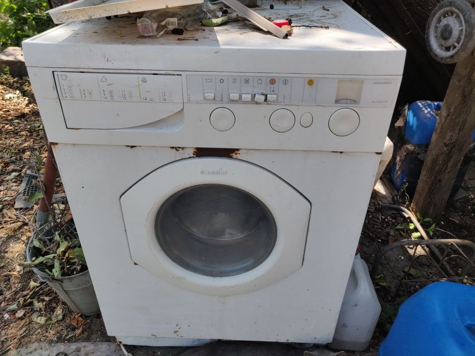 Стиральная машина  Аристон 1056  Indesit W83T на зап-ти