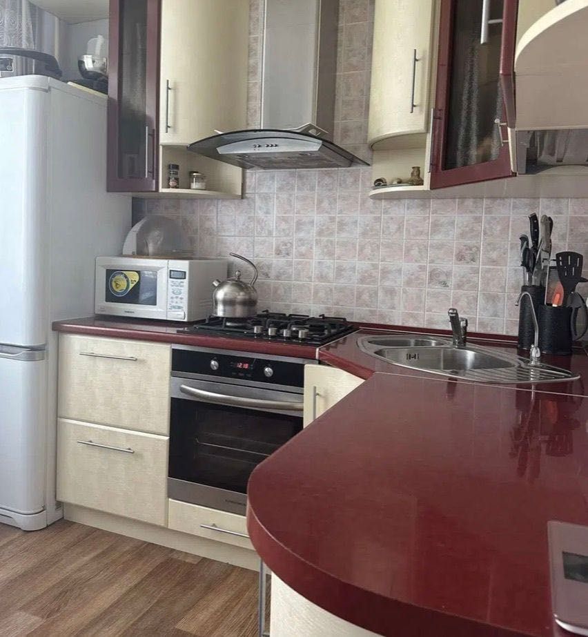 Продам 3к квартиру с кап ремонтом, м.Дворец Спорта