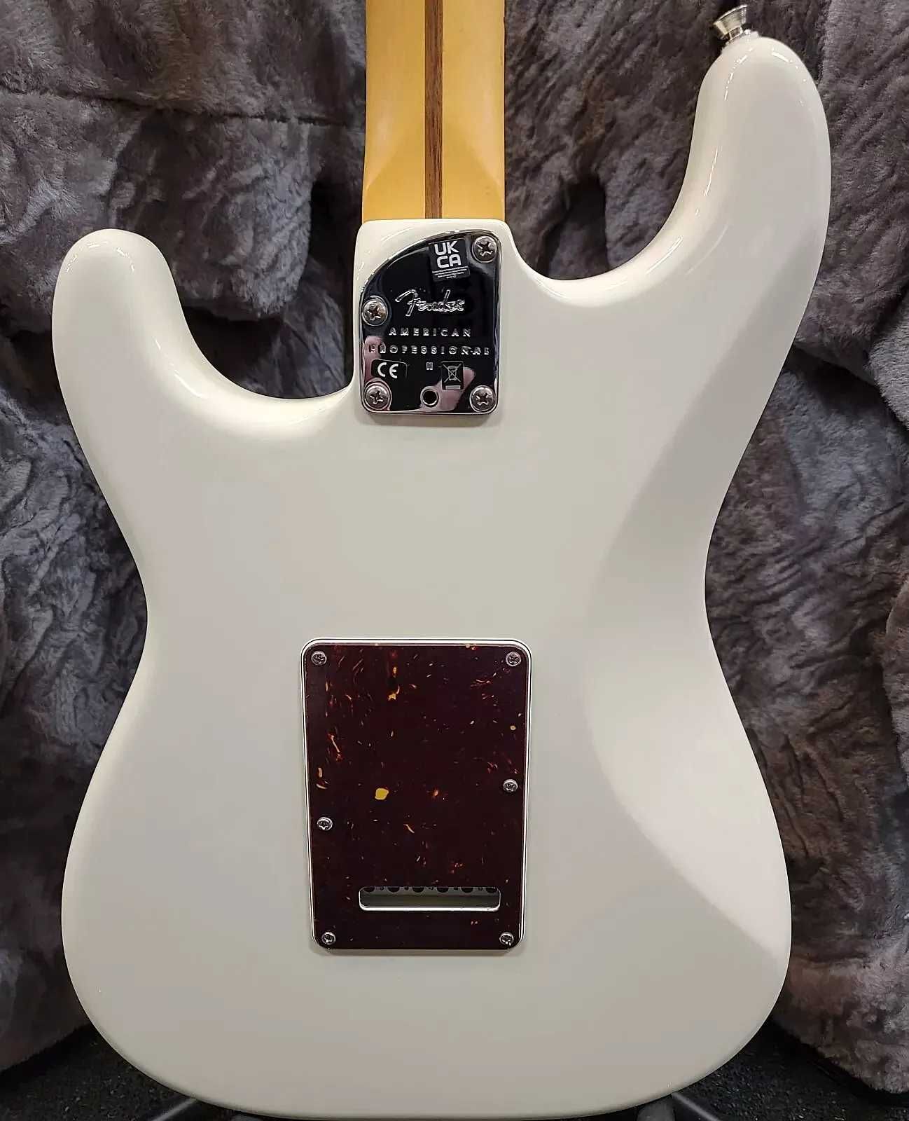 Fender American Professional II Stratocaster Olympic White, Futerał